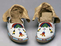 Blackfeet%20artist%2C%20%3Cb%3E%3Ci%3E%20Moccasins%3C%2Fi%3E%3C%2Fb%3E%2C%20ca.%201890%2C%20leather%2C%20rawhide%2C%20and%20glass%20beads%2C%20The%20Elizabeth%20Cole%20Butler%20Collection%2C%20no%20known%20copyright%20restrictions%2C%202009.1.19a%2Cb